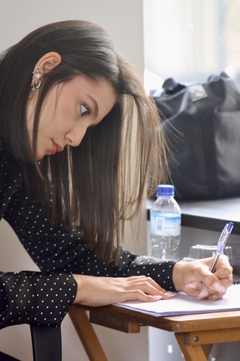 Participante escribiendo en su libreta