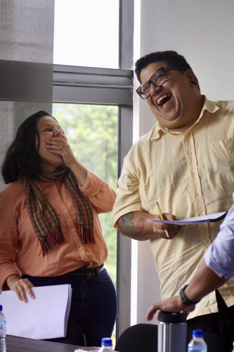 Participantes riendo durante una dinámica